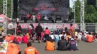 Jakmania menggelar puncak peringatan HUT ke-18 di Kemayoran dengan acara konser dan bazaar, Sabtu (26/12/2015). (Bola.com/M. Ridwan)