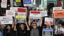 Aktivis Koalisi Anti Mafia Tambang menggelar aksi damai di halaman gedung KPK, Jakarta, Jumat, (13/3/2015). Mereka menolak kriminalisasi KPK yang selama ini konsisten memberantas korupsi khususnya disektor sumber daya alam. (Liputan6.com/Herman Zakharia)