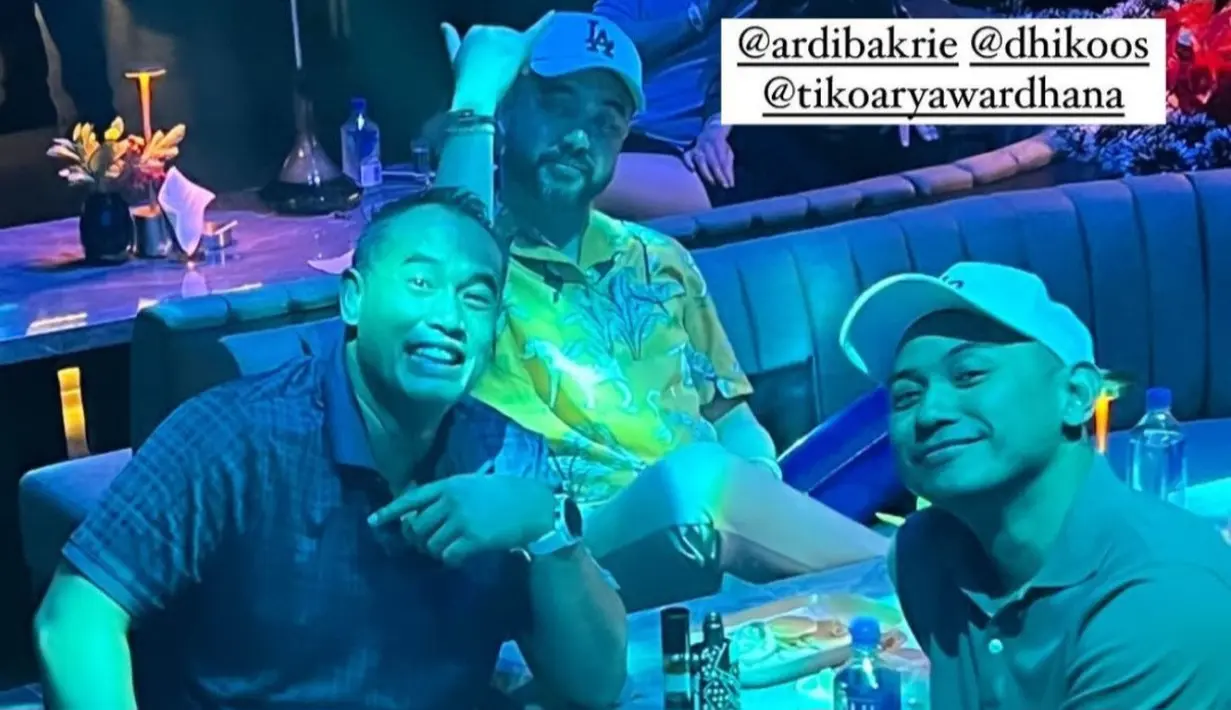 Tak heran, setelah menikahi BCL, sosok Tiko Aryawardhana dikenal malu-malu bergaya di depan kamera. Terlihat Tiko sama seperti Ardi Bakrie yang kaku saat berfoto bareng. (Liputan6.com/IG/@itsmebcl)