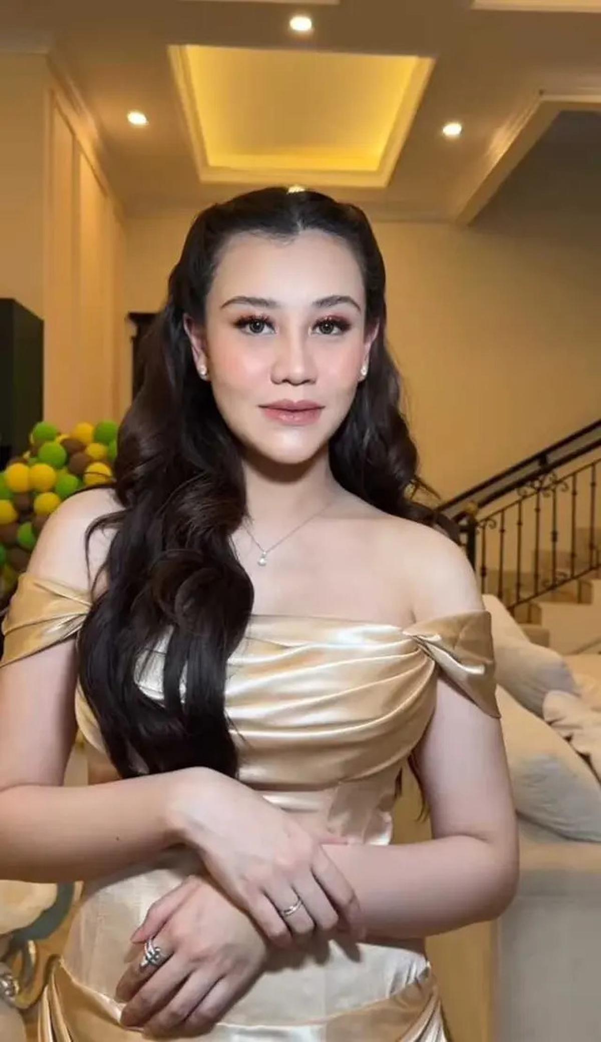 8 Model Dress Panjang Warna Gold 2025, Pilihan Aaliyah Massaid yang Elegan dan Anggun