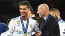Kesuksesan Zinedine Zidane di awal kariernya menjadi pelatih Real Madrid tak lepas dari peran seorang Cristiano Ronaldo. Selama di Bernabeu, duet Zizou dan CR7 telah tampil sebanyak 114 pertandingan sebelum sang bintang hengkang ke Juventus. (AFP/Franck Fife)
