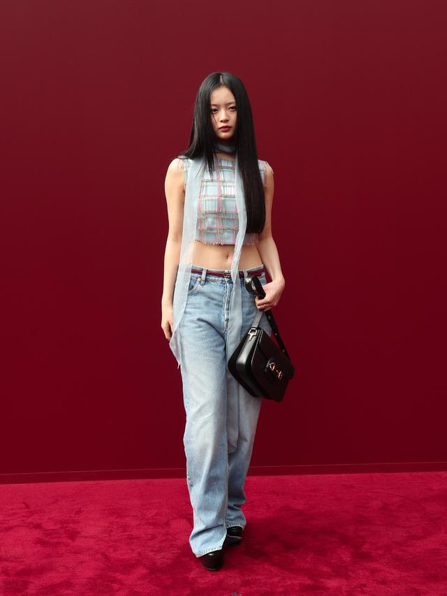 6 Gaya Hanni NewJeans, Jin BTS, hingga Dakota Johnson hadiri Gucci Women’s SS25 Show di Milan Fashion Week
