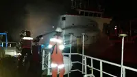 Kapal pengangkut elpiji milik seorang pengusaha terbakar di tengah laut, dekat Pulau Kayangan, Kota Makassar, Sulsel. (Liputan6.com/Eka Hakim)