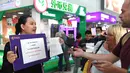 Staf Thai Airways berbicara dengan penumpang di Bandara Internasional Suvarnabhumi di Bangkok (28/2). Pembatalan penerbangan tersebut karena konflik yang memanas antara India dan Pakistan di perbatasan Kashmir. (AFP Photo/Lillian Suwnrumpha)