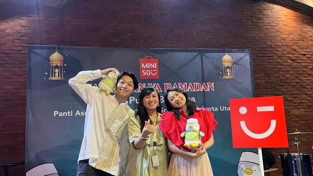 Kiesha Alvaro dan Zara Leola berbagi kebahagiaan bersama 250 anak yatim piatu piatu Bina Sosial Koja Jakarta Utara, Jumat (14/4/2023)