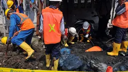 Petugas Palyja bersama mitra kerja PAM Jaya menemukan 5 pipa ilegal sepanjang 500 meter dan pompa besar untuk menarik air tersebut, Jakarta, Rabu (4/6/2014) (Liputan6.com/Johan Tallo) 