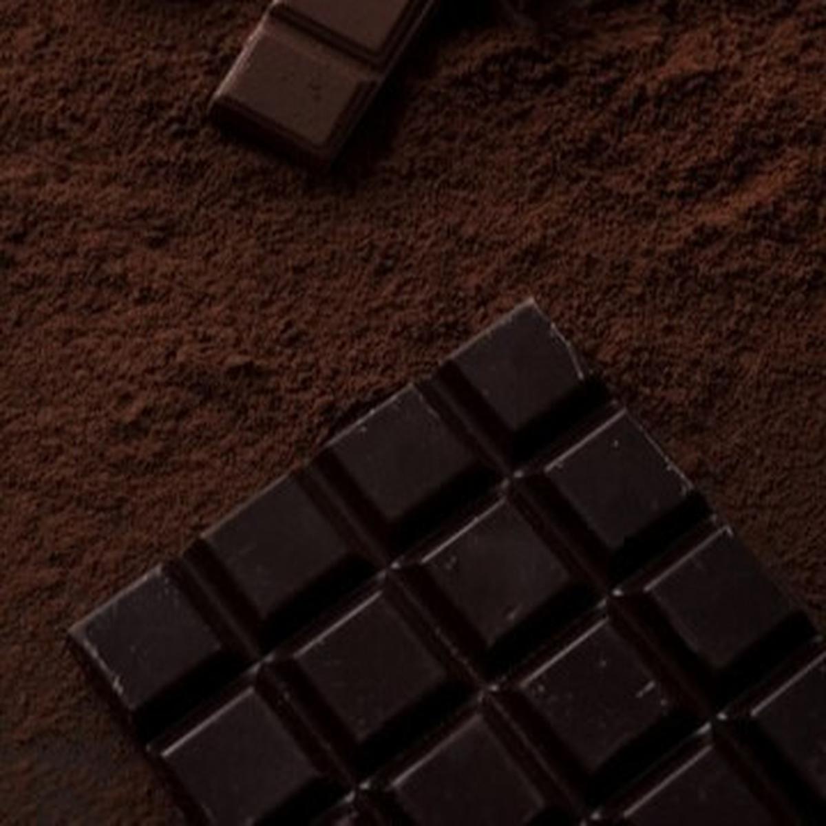 Ilustrasi Makan Cokelat