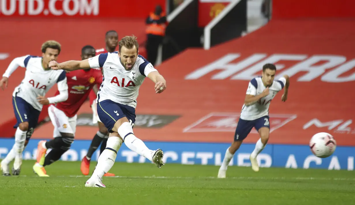Pemain Tottenham Hotspur Harry Kane mencetak gol ke gawang Manchester United pada pertandingan Liga Premier Inggris di Old Trafford, Manchester, Inggris, Minggu (4/10/2020). Tottenham Hotspur mengalahkan Manchester United 6-1. (Carl Recine/Pool via AP)