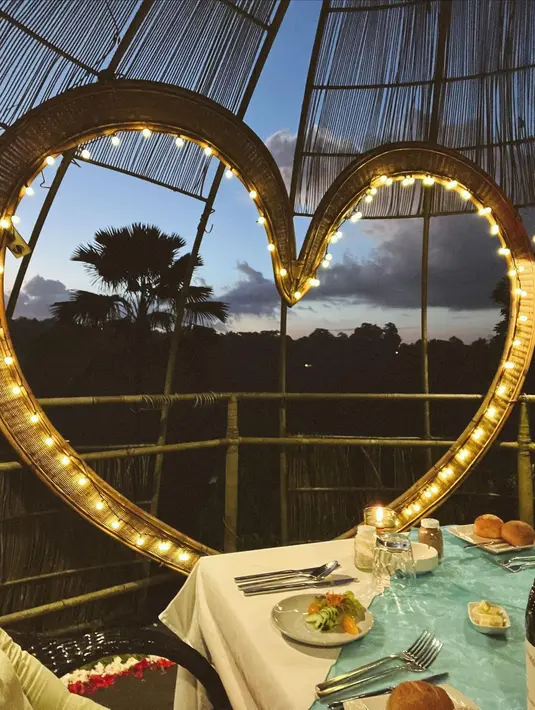 Nggak heran jika mereka menjadi salah satu pasangan yang dijuluki couple goals oleh netizen. [Foto: IG/andrew.white._/nanamirdad_].