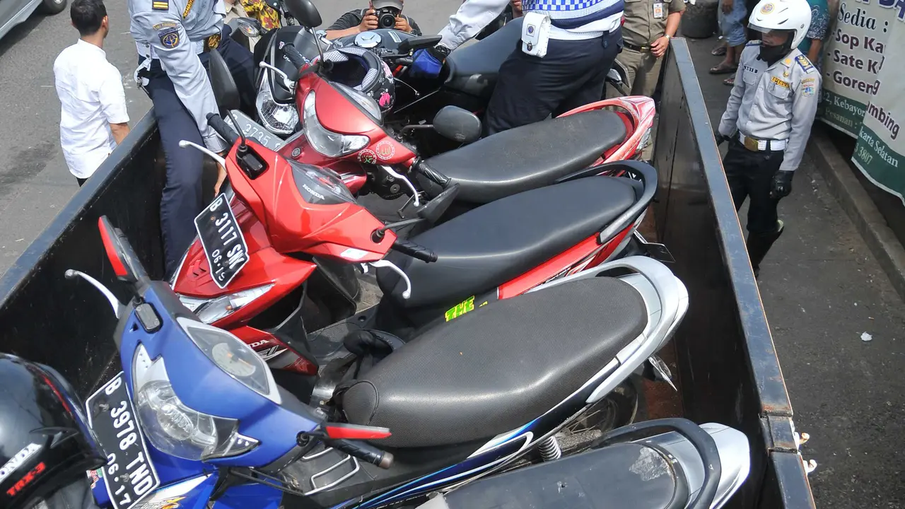 20160512-Masih Bandel, Motor yang Parkir Liar di Kebayoran Lama Diangkut -Jakarta