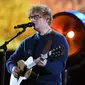 Momen Ed Sheerran mambawakan memainkan gitarnya merupakan salah satu yang dinanti-nanti. Namun tidak hanya itu saja, salah satu hal yang jarang terlihat adalah kombinasi antara Ed Sheeran, gitar dan kaca mata. (sumber: Liputan6.com/AFP)