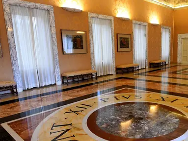 Suasana sebuah ruangan apartemen pribadi Paus Francis yang sekarang terbuka untuk wisatawan umum, Roma, Italia (21/10). Sejak tanggal 22 Oktober apartemen di kediaman Castel Gandolfo dibuka untuk umum. (AFP/Alberto Pizzoli)