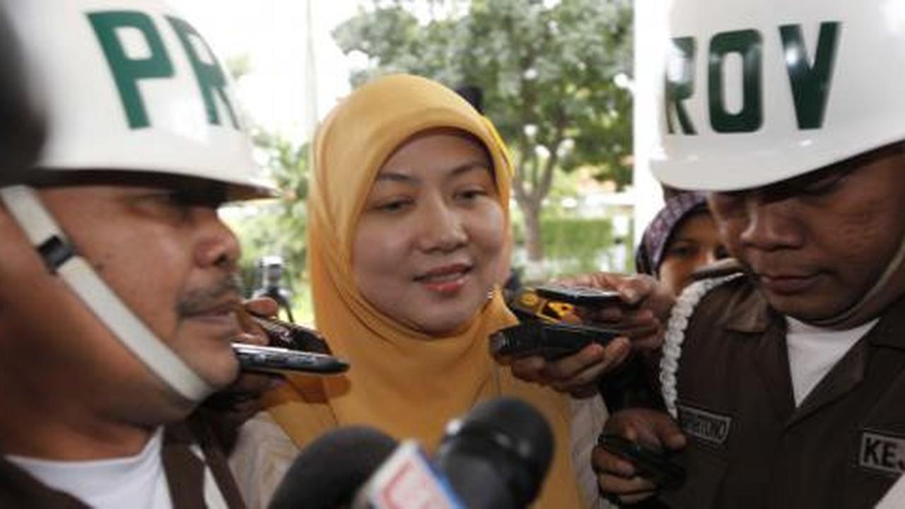 Jenguk Dhana, Dian bawakan pakaian dan alat mandi