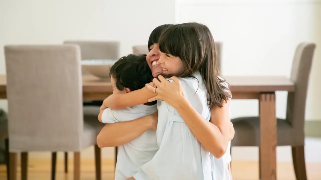 Rayakan Usaha Kecil Anak Melalui Ritual High-Five dan Hug yang Berdampak Positif bagi Anak [Dok/freepik.com]