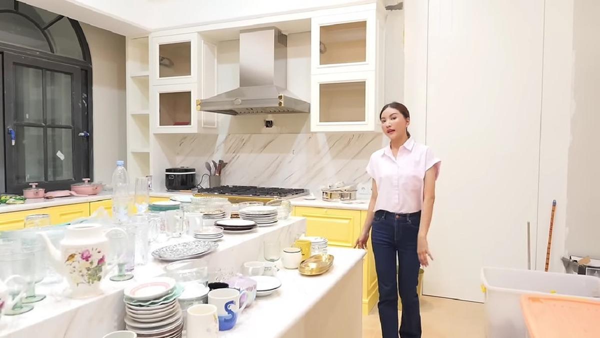 Di balik dapur bersih, terdapat dapur kotor yang sangat luas dan dilengkapi dengan kompor mewah.&nbsp;