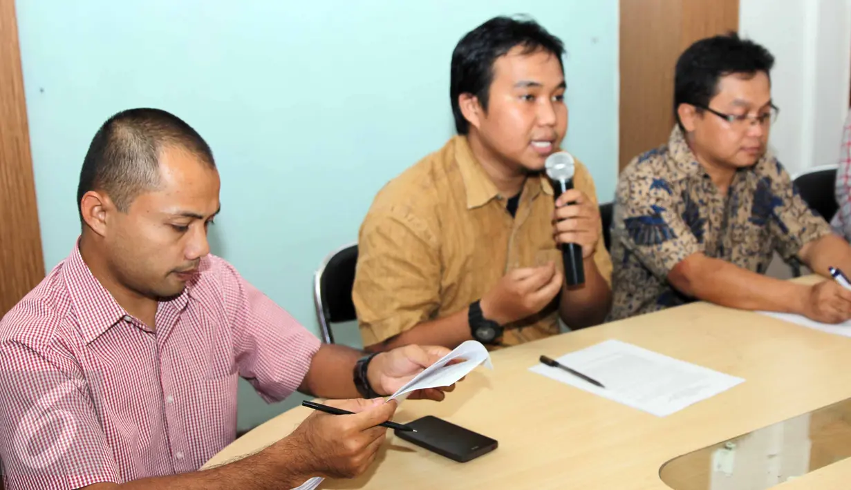 Koordinator Bidang Korupsi dan Politik ICW, Donal Fariz (kiri) saat konferensi pers di kantor ICW, Jakarta, Senin (22/6/2015). Konferensi itu terkait terbitnya Surat Edaran KPU (SEKPU) Nomor 302/KPU/VI/2015. (Liputan6.com/Helmi Afandi)