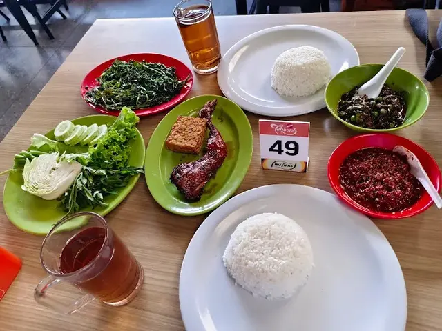 1. Warung Nasi Bu Imas Ramai Dicari karena Lauk Sundanya yang Lengkap dan Sambalnya Bikin Nagih