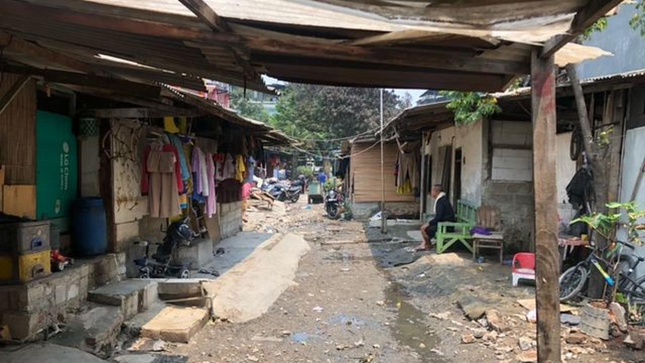 Sudiono menceritakan, hawa panas dari api yang melahap bahan sandal di pabrik tersebut menyebabkan jendela rumahnya pecah.<br>