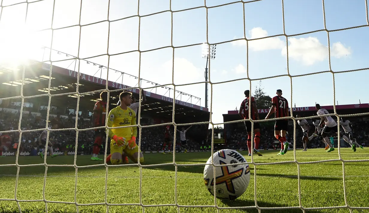 Kiper Bournemouth Mark Travers (kiri) bereaksi setelah bek Arsenal William Saliba mencetak gol pada pertandingan sepak bola Liga Premier Inggris di Stadion Vitality, Bournemouth, Inggris, 20 Agustus 2022. Arsenal menang 3-0. (Glyn KIRK/AFP)