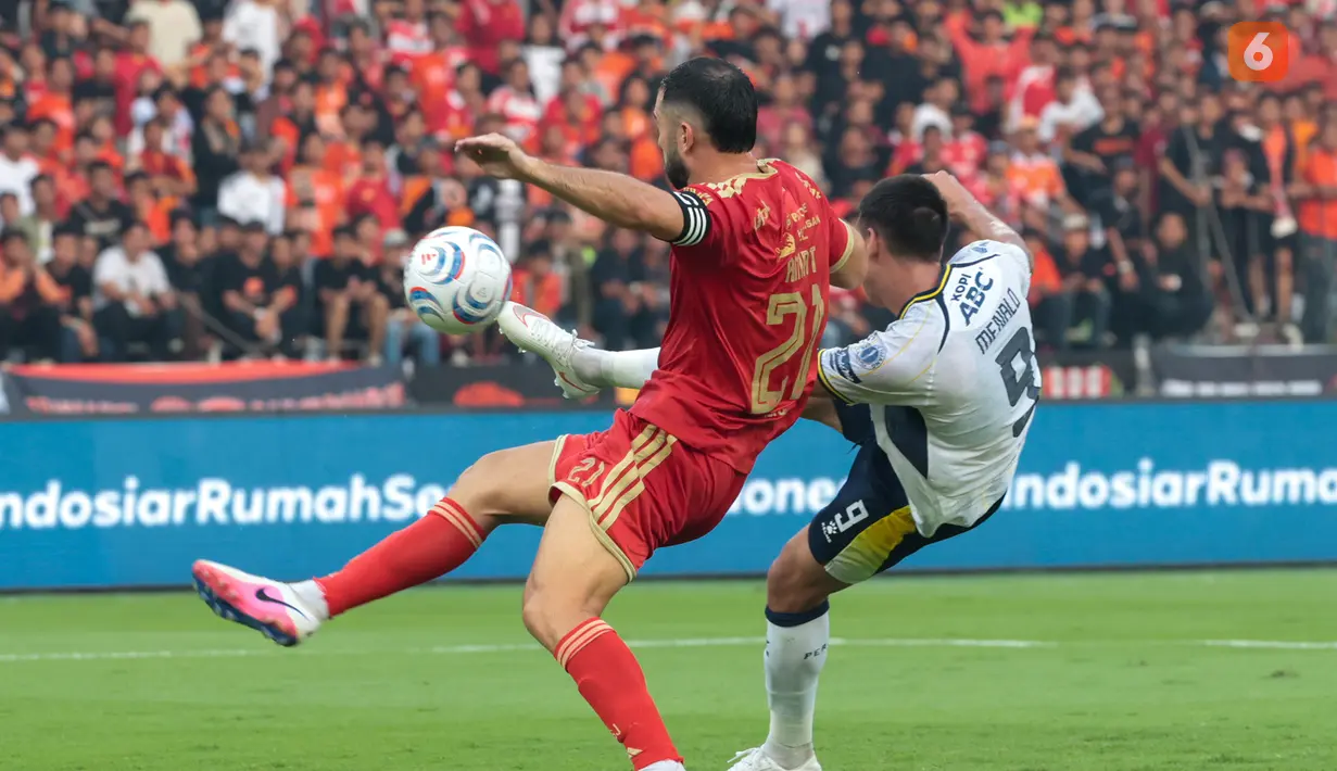 Pesepak bola Persib Bandung Balsa Sekulic berduel dengan pemain Persija Jakarta pada pertandingan BRI Super League 2026/2027 di Stadion Utama Gelora Bung Karno (SUGBK), Jakarta, Sabtu (12/9/2026). Balsa Sekulic mencetak satu gol untuk Persib pada menit ke-82 dalam laga yang berakhir dengan skor 2-1 untuk kemenangan Persija. (KLY/Budy Santoso)