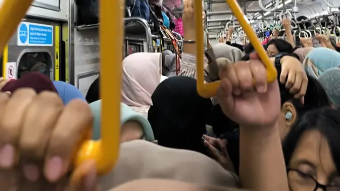 KRL Rute Jakarta Kota-Bogor Gangguan, Penumpang Gerah Tertahan 40 Menit