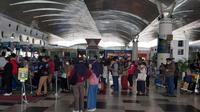 Antrean penumpang pesawat terbang di Bandara Kualanamu, Deli Serdang, Sumut