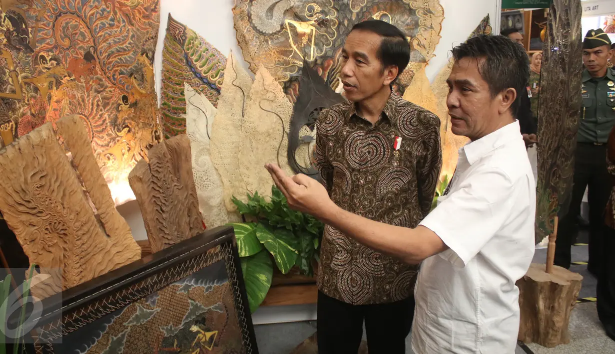 Presiden Jokowi melihat salah satu produk yang dipamerkan dalam Inacraft 2017 di JCC, Senayan, Jakarta, Rabu (26/4). Jokowi yakin kerajinan Indonesia mampu bersaing dengan negara lain dan suatu saat akan menjadi yang terbaik. (Liputan6.com/Angga Yuniar)