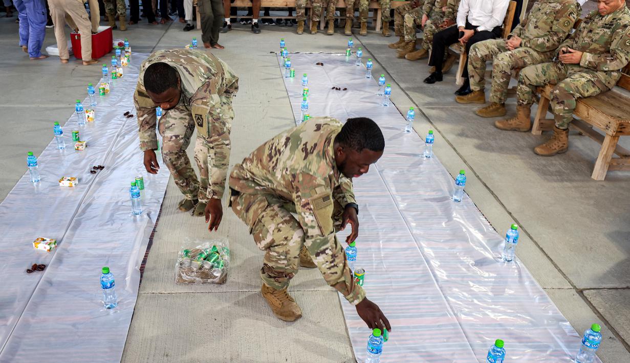 Ketika para anggota militer Muslim itu berbuka puasa, mereka menyantap hidangan halal, termasuk makanan berbuka tradisional, kurma dan apel. (Photo by YASSER AL-ZAYYAT / AFP)