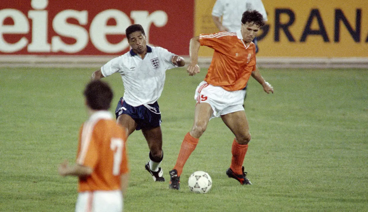 Aksi striker Belanda, Marco van Basten (kanan) saat menghadapi Inggris dalam laga Piala Dunia 1990 di Saint Elia Stadium, Cagliari (16/6/1990). Tampil pada Piala Dunia U-20 edisi 1983 di Meksiko, Marco van Basten hanya mampu membawa Belanda lolos hingga babak perempatfinal. (AFP/George Gobet/Pascal George)