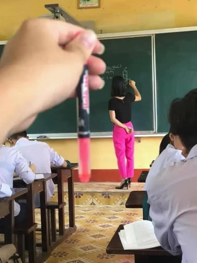 6 Potret Warna Baju Guru Ini Mirip dengan Benda yang Dibawa Murid, Kocak