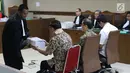 Terdakwa suap anggota DPRD Kalteng, Edy Saputra Suradja (kiri) menerima surat tuntutan dari JPU KPK usai dibacakan pada sidang di Pengadilan Tipikor, Jakarta, (27/2). Edy Saputra Suradja dituntut 2 tahun 6 bulan penjara. (Liputan6.com/Helmi Fithriansyah)