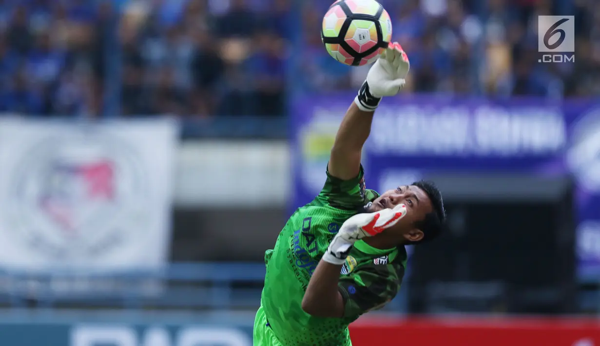 Penjaga gawang Persib, M Natshir menepis bola saat laga melawan Sriwijaya FC pada laga pembuka Piala Presiden 2018 di Stadion GBLA, Bandung, Selasa (16/1). Persib unggul 1-0. (Liputan6.com/Helmi Fithriansyah)