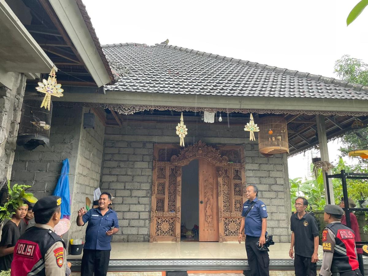 Rumah Warga Tersambar Petir di Bali