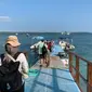 Wisatawan saat berada di salah satu pelabuhan di Nusa Penida. (Dok: Liputan6.com/dyah)