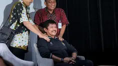 Direktur Teknik PSSI, Indra Sjafri mendapatkan pijatan dari terapis setelah memberikan keterangan kepada media terkait kondisi terbaru Timnas Indonesia U-17 selama Piala Dunia U-17 yang berlangsung di Information Center Piala Dunia U-17, Grand Swiss-Belhotel, Jalan Bintoro, Surabaya, Sabtu (11/11/2023). (Bola.com/Bagaskara Lazuardi)