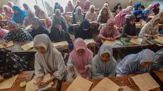 Santriwati saat mengikuti kegiatan belajar mengajar kajian kitab kuning Ayyuhal Walad di Pondok Pesantren (Ponpes) Sirajussa’ Adah di Limo, Depok, Jawa Barat, Kamis (26/2/2026). (merdeka.com/Arie Basuki)