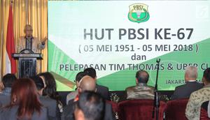 Mantan Ketua Umum PBSI, Try Sutrisno memberi arahan pada tim bulutangkis Indonesia yang akan berlaga pada turnamen piala Thomas dan Uber Cup 208 saat upacara pelepasan di Jakarta, Selasa (8/5). (Liputan6.com/Helmi Fithriansyah)