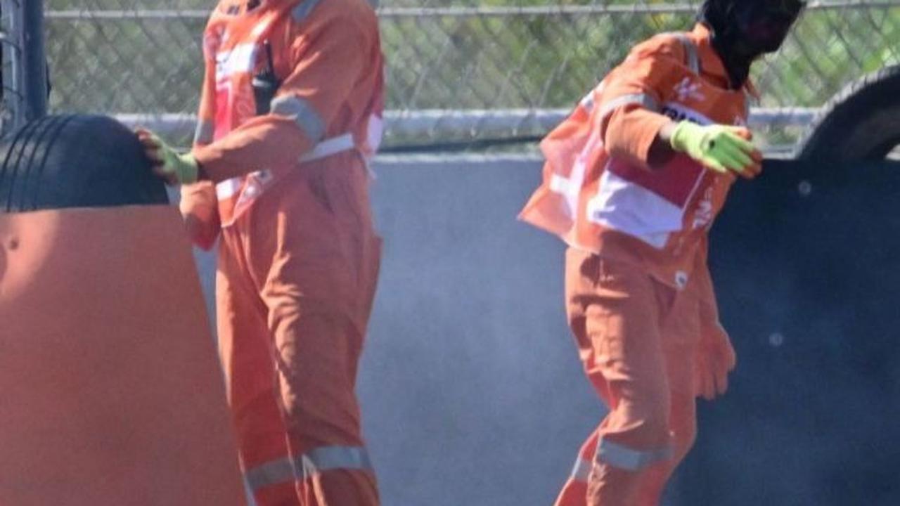 Marquez harus melihat motornya terbakar lebih lama dari yang seharusnya, karena marshal tidak segera mengambil tindakan yang tepat. Foto: BAY ISMOYO / AFP