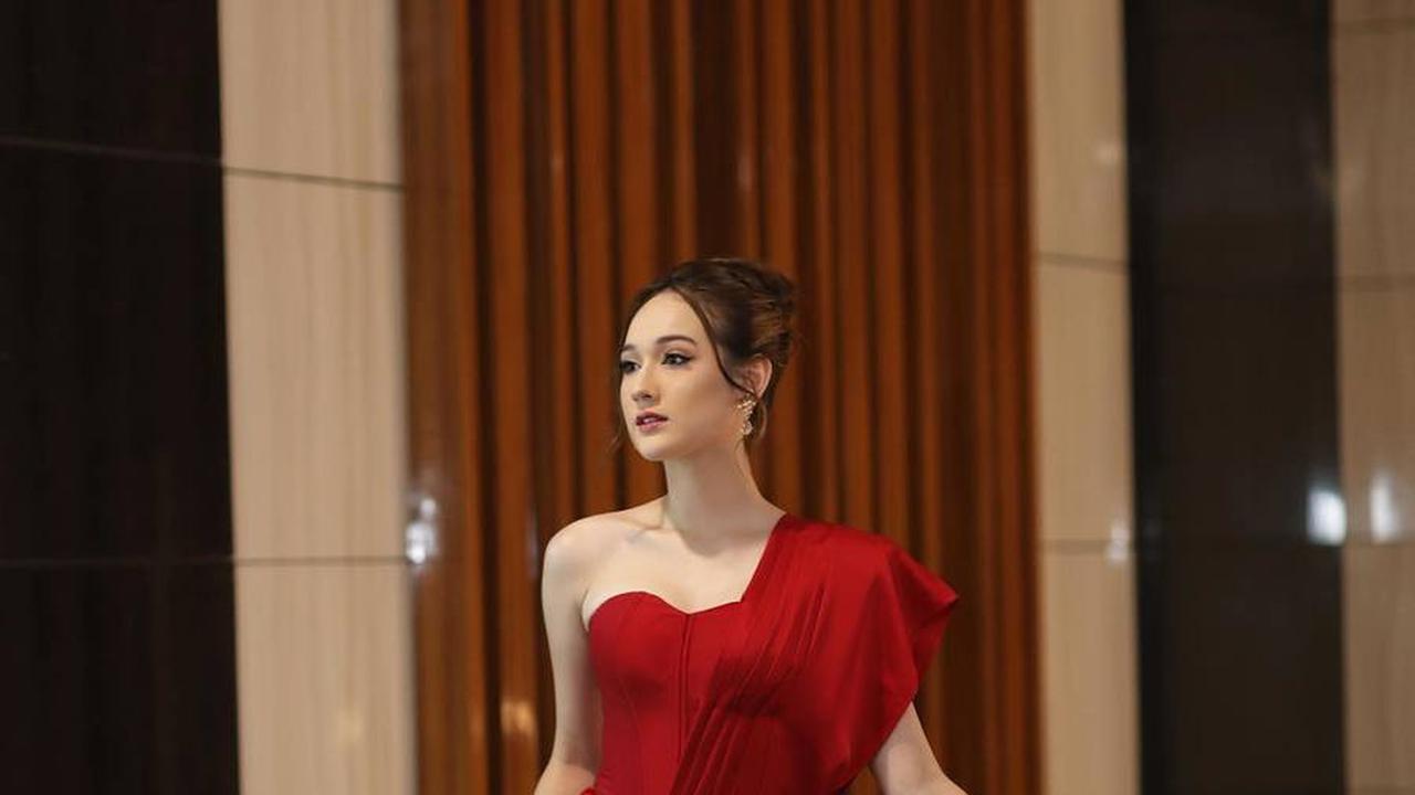 Tak Seperti Gadis 17 Tahun, 8 Penampilan Laura Moane Pacar Al Ghazali Yang Disebut Begitu Dewasa