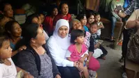 Menteri Sosial Khofifah Indar Parawansa (kerudung putih) berfoto bersama para pengungsi di lokasi pengungsian di Kabupaten Karo, Sumatera Utara, Rabu (29/10/2014).