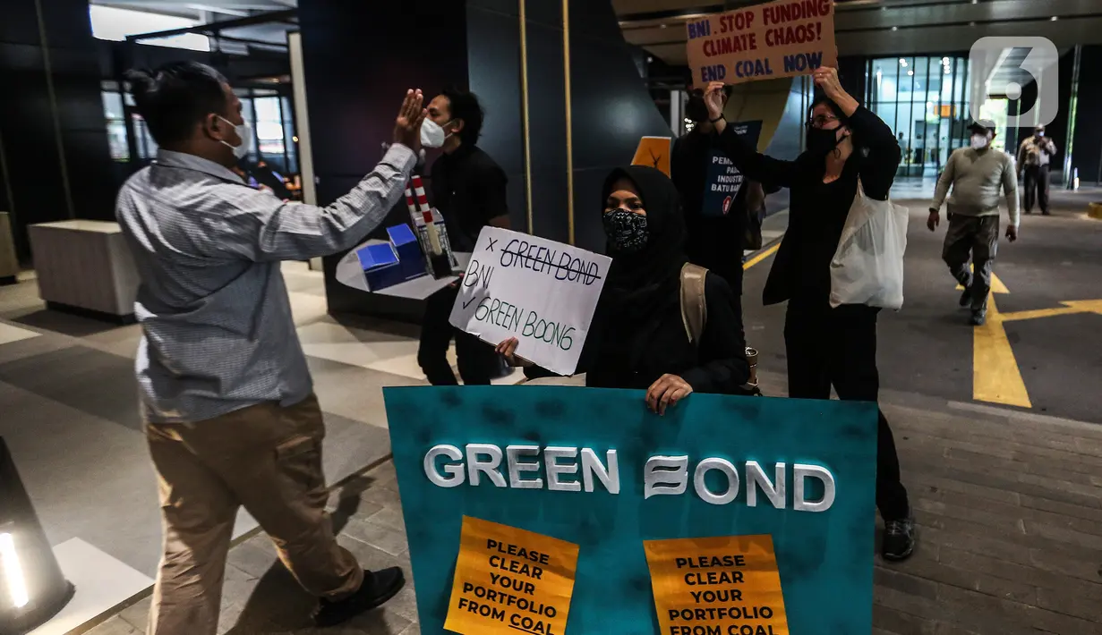 Aktivis yang tergabung dalam kampanye #bersihkanbankmu menggelar aksi di depan kantor Bank Tabungan Negara (BNI), Jakarta, Jumat (17/6/2022). Dalam aksinya mereka mempertanyakan keseriusan Bank BI dalam penghentian pembiayaan proyek batu bara dan menyerukan untuk menghentikan praktek Greenwashing. (Liputan6.com/Johan Tallo)