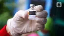 Petugas Puskesmas Gembor menunjukkan vaksin Covid-19 untuk anak berkebutuhan khusus, Penyandang disabilitas dan ODGJ dengan mendatangi langsung dari rumah kerumah di kecamatan Priuk, Kota Tangerang, Selasa (8/6/2021). (Liputan6.com/Angga Yuniar)