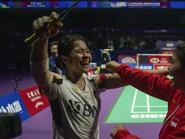 Tim Uber Indonesia hanya membutuhkan tiga partai awal untuk menyingkirkan Thailand pada laga perempatfinal Piala Uber 2024 yang digelar di Hi-Tech Zone Sports Centre Gymnasium, Chengdu, China, Jumat (3/5/2024). Gregoria Mariska Tunjung dkk menang 3-0 untuk memastikan bersua Korea Selatan di semifinal, Sabtu (4/5/2024). Kemenangan Tim Uber Indonesia ditentukan oleh Ester Nurumi Tri Wardoyo yang turun di partai ketiga, setelah sebelumnya Indonesia unggul 2-0 lewat Gregoria Mariska Tunjung dan pasangan Apriyani Rahayu/Siti Fadia Silva Ramadhanti. (AP Photo/Ng Han Guan)