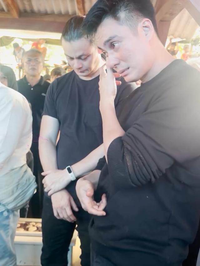 Momen Haru Pemakaman Ayah Baim Wong ada Disamping Istri