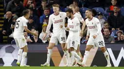 Para pemain Manchester United merayakan gol yang dicetak oleh Bruno Fernandes ke gawang Burnley pada laga Liga Inggris di Stadion Turf Moor, Minggu (24/9/2023). Bruno muncul sebagai pembeda saat Man United di markas Burnley. Gol tunggalnya jadi penentu kemenangan MU. (Richard Sellers/PA via AP)