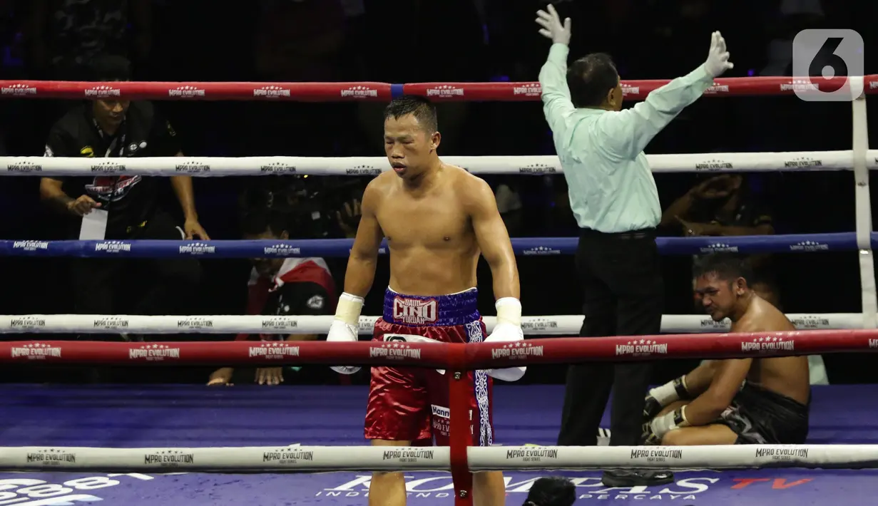 Petinju Indonesia, Daud Yordan saat menumbangkan perlawanan Panya Uthok (Thailand) pada laga mempertahankan gelar WBC Asia Boxing Council Silver Super Lightweight di Balai Sarbini, Jakarta, Jumat (1/7/2022). Daud Yordan menang KO pada ronde keenam. (Liputan6.com/Helmi Fithriansyah)