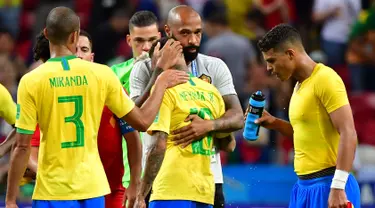 Asisten pelatih Belgia Thierry Henry (kedua kanan) memeluk striker Brasil, Neymar pada akhir laga perempat final Piala Dunia 2018 di Stadion Kazan Arena, Jumat (6/7). Timnas Brasil takluk 1-2 di tangan timnas Belgia. (Luis Acosta/AFP)