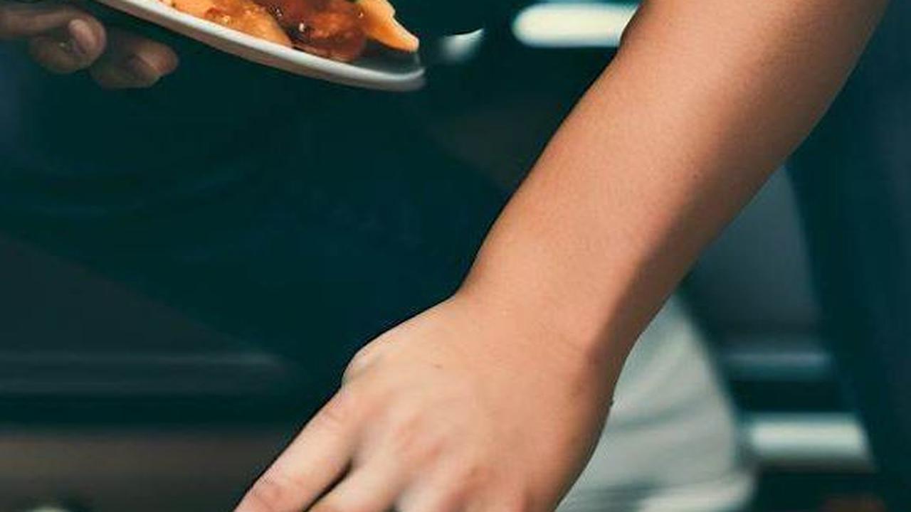 Konsumsi Makanan yang Jatuh ke Lantai walau Belum 5 Menit, Ini yang Terjadi pada Tubuhmu