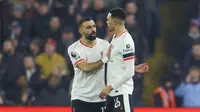 Pemain Liverpool, Trent Alexander-Arnold melakukan selebrasi bersama Mohamed Salah setelah mencetak gol penyeimbang 2-2 ke gawang Aston Villa dalam laga lanjutan Liga Inggris 2024/2025 di Villa Park, Brimingham, Inggris, Rabu (19/02/2025) waktu setempat. (AP Photo/Darren Staples)