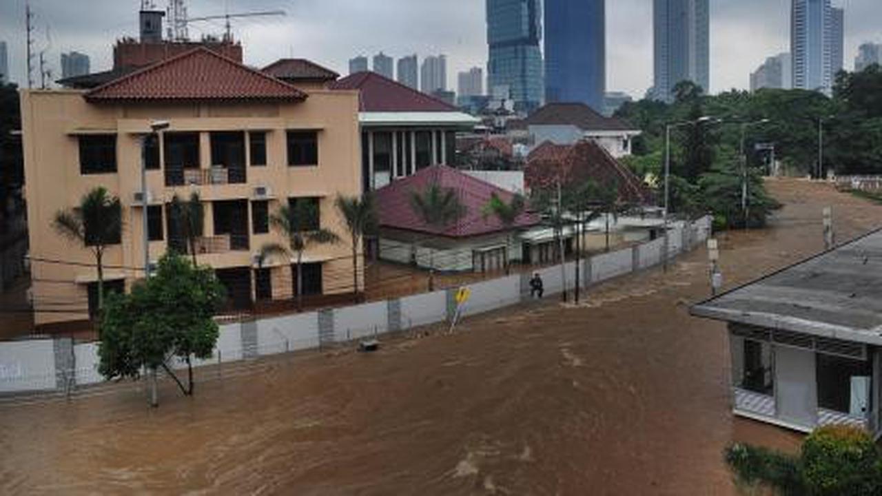 Pasukan Kodam Jaya tambal Kanal Banjir Barat semalaman